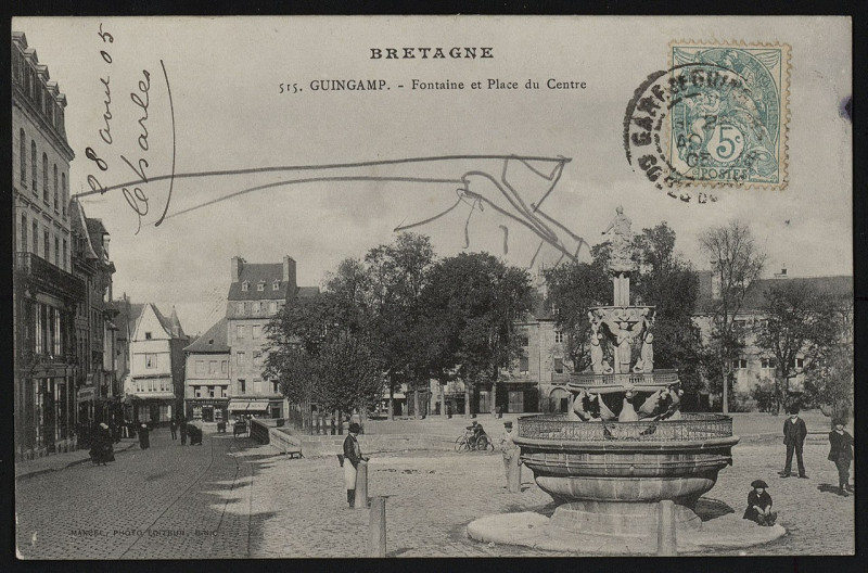 Carte postale ancienne Guingamp - Fontaine et Place du Centre à Guingamp