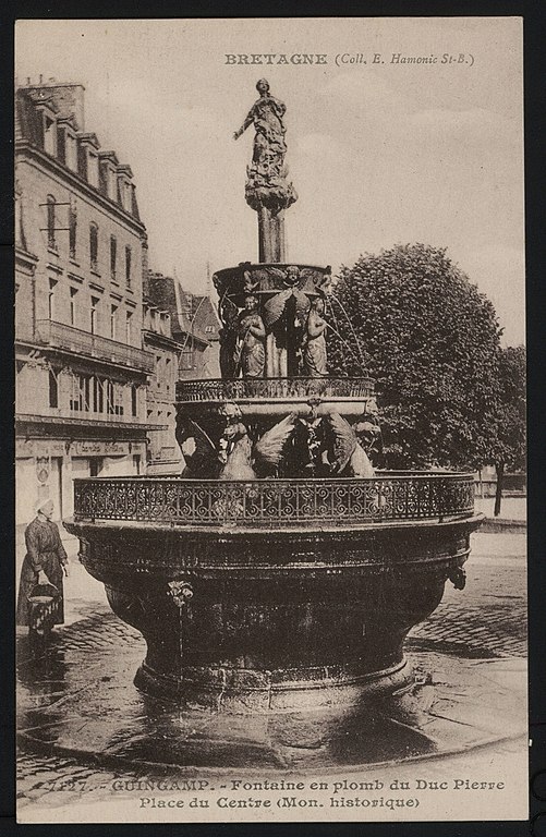 Carte postale ancienne Guingamp - Fontaine en plomb du Duc Pierre place du Centre à Guingamp