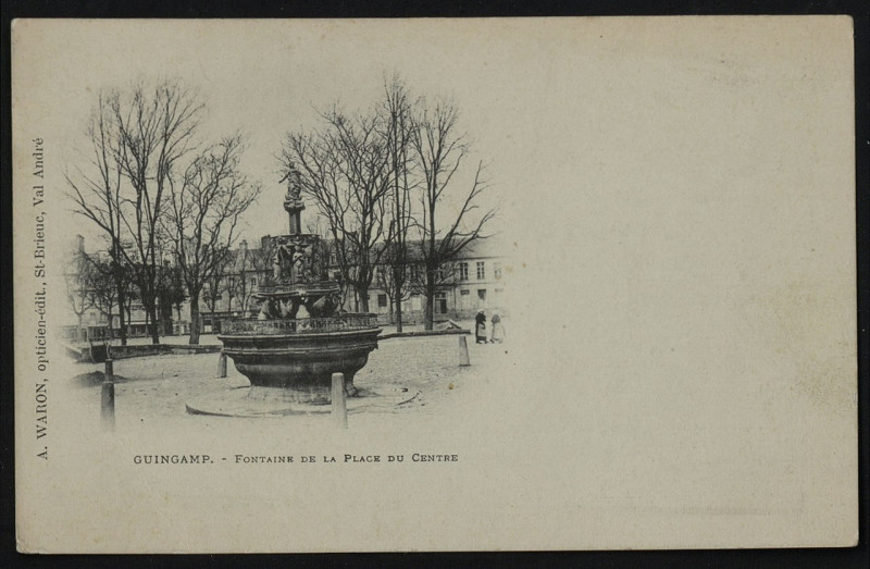 Carte postale ancienne Guingamp - Fontaine de la Place du Centre à Guingamp