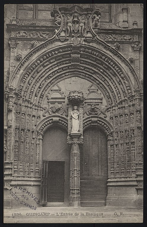 Carte postale ancienne Guingamp - entrée de la Basilique à Guingamp