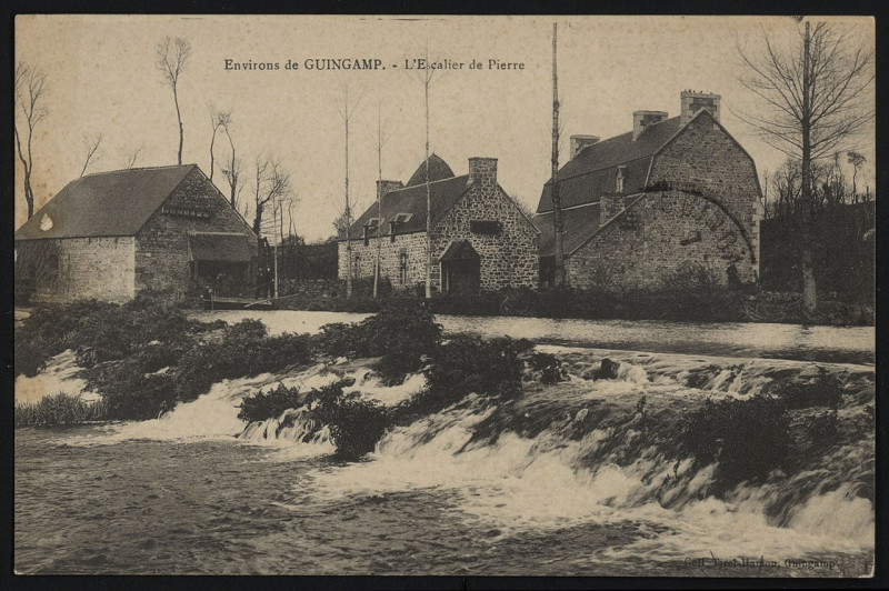 Carte postale ancienne Guingamp - Escalier de Pierre à Guingamp