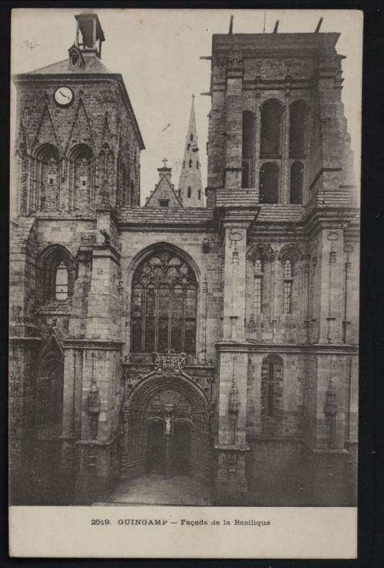 Carte postale ancienne Guingamp - Façade de la Basilique à Guingamp