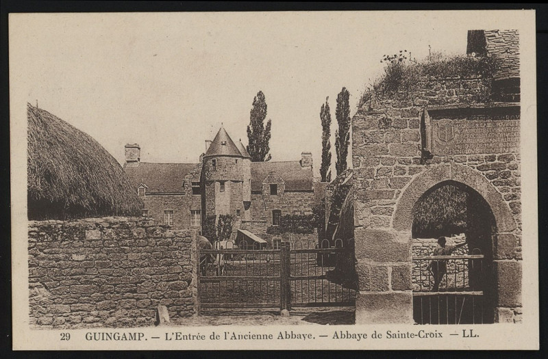 Carte postale ancienne Guingamp - Entrée de l'ancienne abbaye de Sainte-Croix à Guingamp