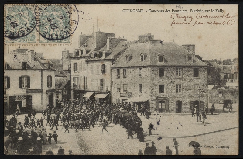 Carte postale ancienne Guingamp - Concours des pompiers arrivée sur le Vally à Guingamp