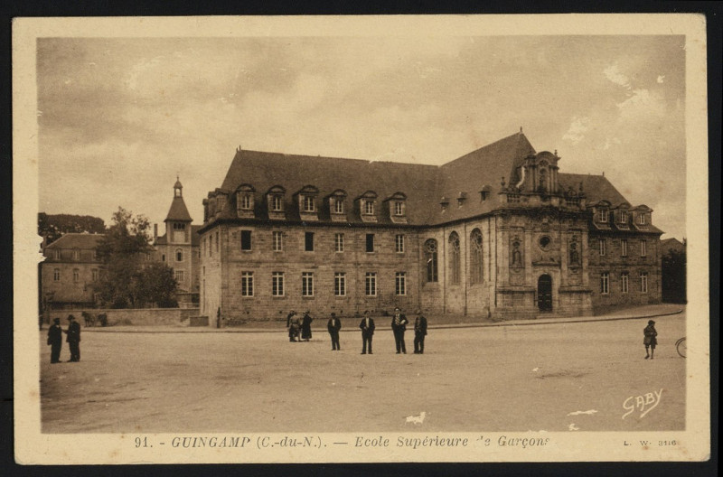 Carte postale ancienne Guingamp - Ecole Supérieure de Garçons à Guingamp