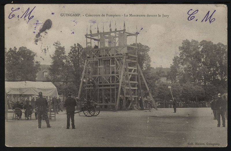 Carte postale ancienne Guingamp - Concours de Pompiers - Manoeuvre devant le Jury à Guingamp