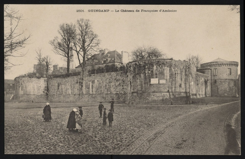 Carte postale ancienne Guingamp - Château de Françoise d'Amboise à Guingamp