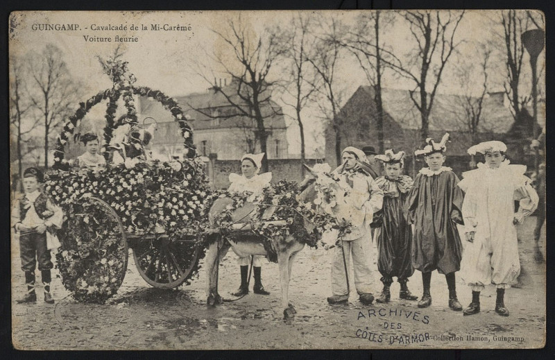 Carte postale ancienne Guingamp - Cavalcade de la Mi-Carême voiture fleurie à Guingamp