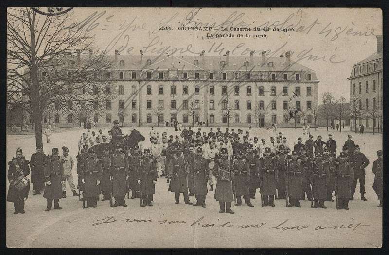 Carte postale ancienne Guingamp - Caserne du 48e régiment de ligne parade de la garde à Guingamp