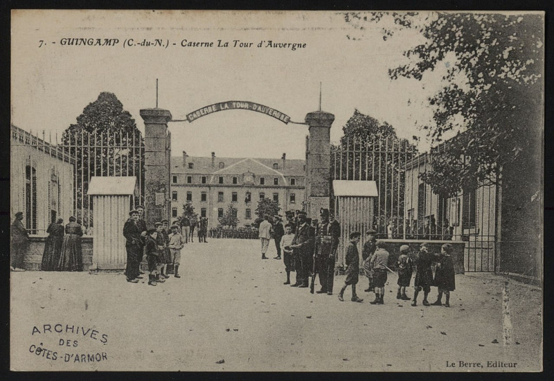 Carte postale ancienne Guingamp - Caserne La Tour d'Auvergne à Guingamp