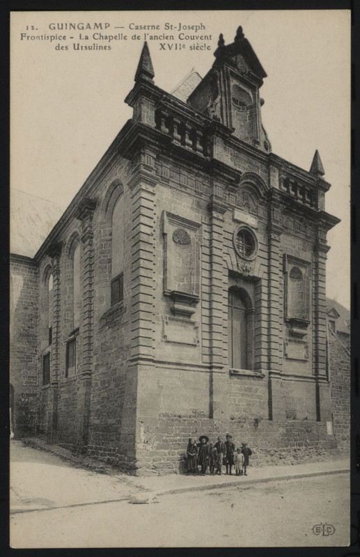 Carte postale ancienne Guingamp - Caserne Saint-Joseph frontispice et chapelle de l'ancien couvent des Ursulines à Guingamp