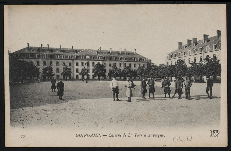 Carte postale ancienne Guingamp - Caserne de La Tour d'Auvergne à Guingamp