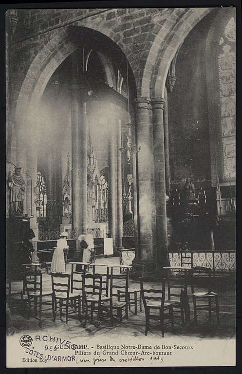 Carte postale ancienne Guingamp - Basilique Notre-Dame-de-Bon-Secours piliers du grand choeur et arc-boutant à Guingamp