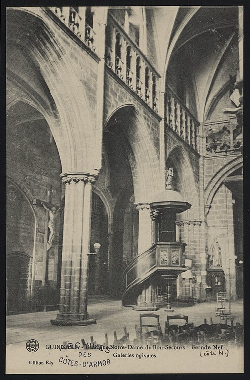 Carte postale ancienne Guingamp - Basilique Notre-Dame de Bon-Secours - Grande Nef - Galeries ogivales à Guingamp