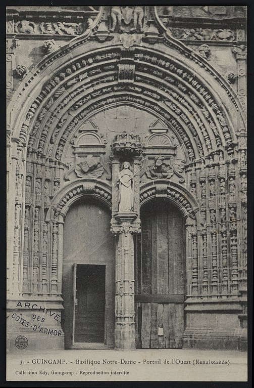 Carte postale ancienne Guingamp - Basilique Notre-Dame - Portail de l'Ouest Renaissance à Guingamp