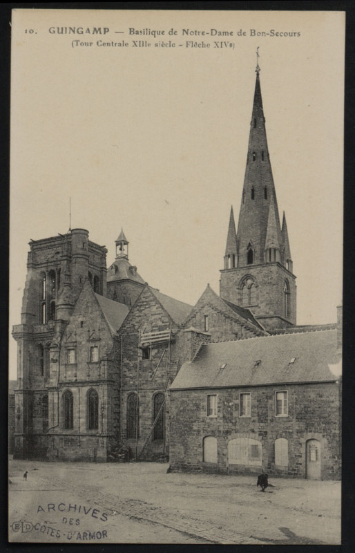 Carte postale ancienne Guingamp - Basilique de Notre-Dame-de-Bon-Secours Tour centrale XIIIe siècle - Flêche Xiv à Guingamp