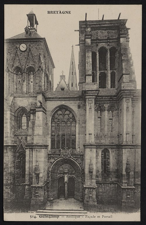Carte postale ancienne Guingamp - Basilique - Façade et Portail à Guingamp