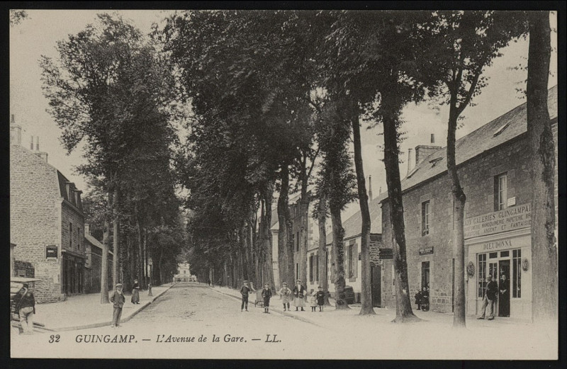 Carte postale ancienne Guingamp - Avenue de la Gare à Guingamp