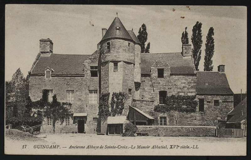 Carte postale ancienne Guingamp - Ancienne abbaye de Sainte-Croix manoir abbatial à Guingamp
