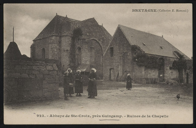 Carte postale ancienne Guingamp - Abbaye de Sainte-Croix ruines de la chapelle à Guingamp