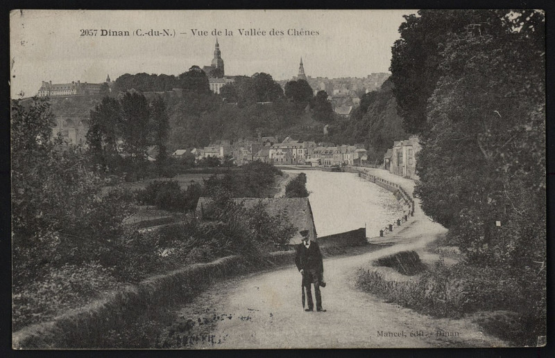 Carte postale ancienne Dinan - Vue de la vallée des Chênes à Dinan