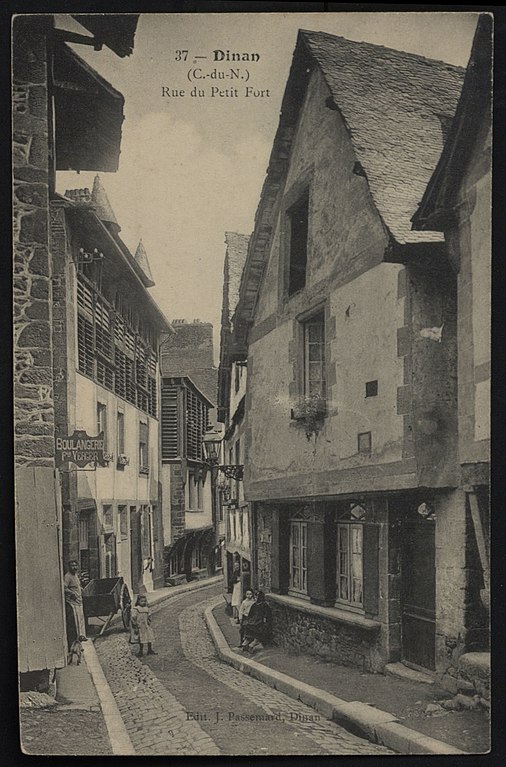 Carte postale ancienne Dinan - Rue du Petit Fort à Dinan