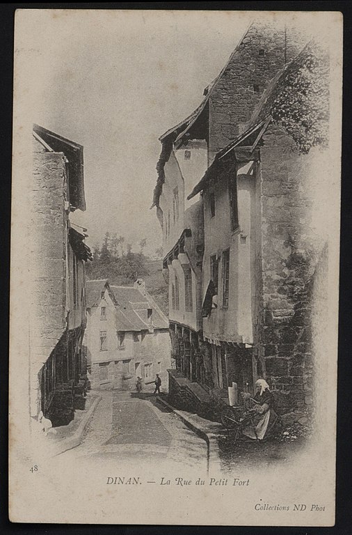 Carte postale ancienne Dinan - Rue du Petit Fort à Dinan