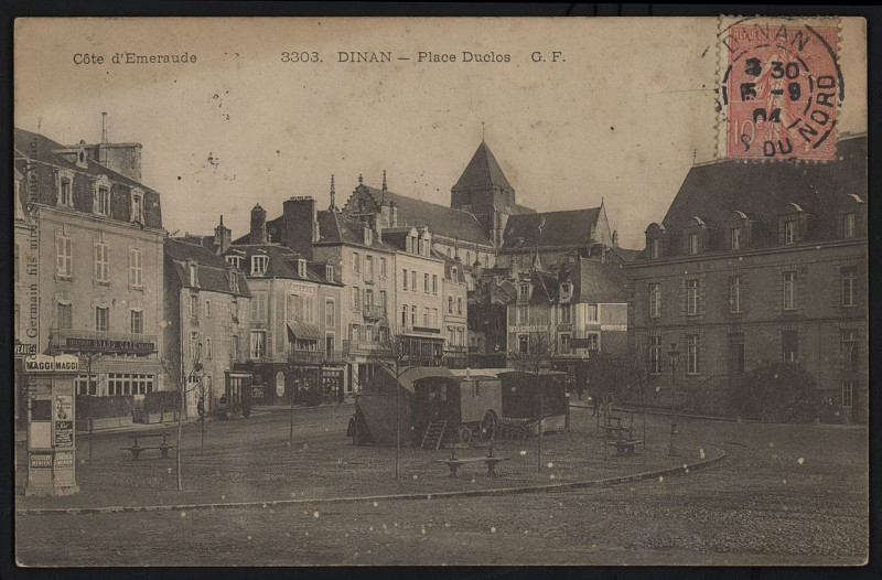 Carte postale ancienne Dinan - Place Duclos à Dinan