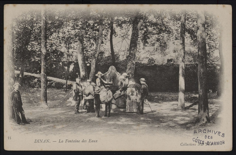 Carte postale ancienne Dinan - Fontaine des eaux à Dinan