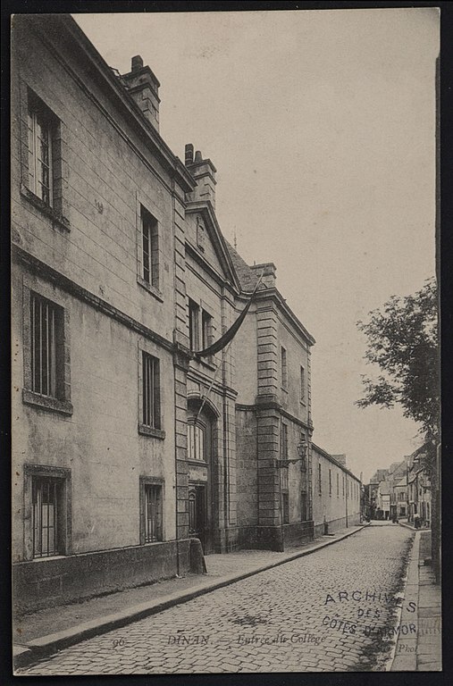 Carte postale ancienne Dinan - Entrée du collège à Dinan