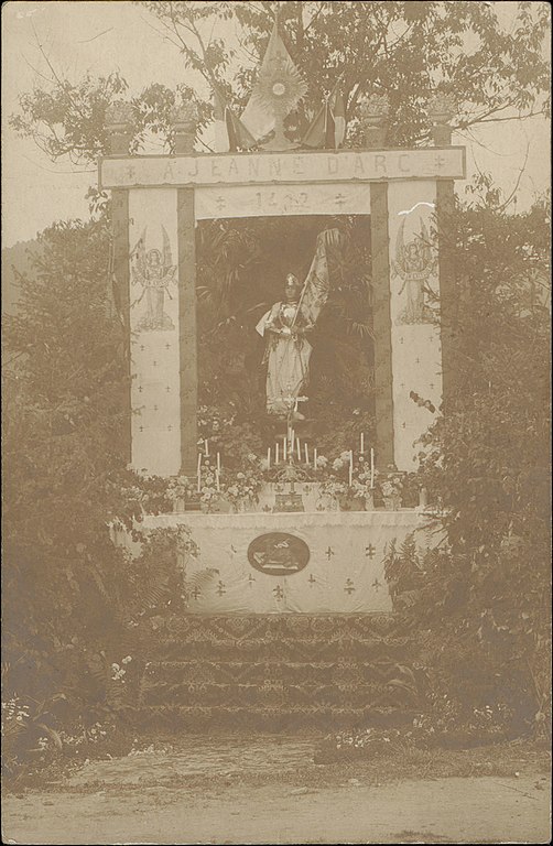 Carte postale ancienne Autel dressé en l'honneur de Jeanne d'Arc Cp 5526 Pr
