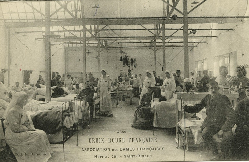 Carte postale ancienne Saint-Brieuc - Croix Rouge Française Association des dames françaises hôpital 201 à Saint-Brieuc