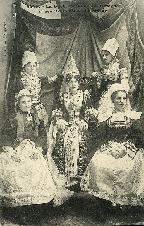 Carte postale ancienne Saint-Brieuc - Duchesse Anne de Bretagne et ses demoiselles d'honneur à Saint-Brieuc