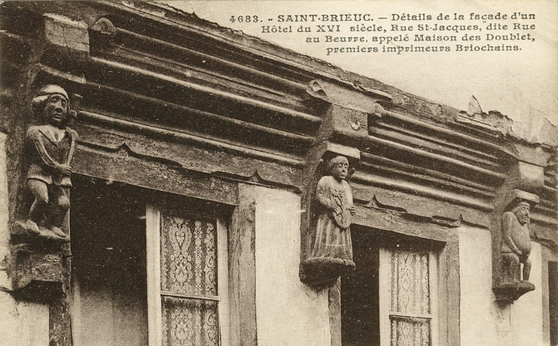 Carte postale ancienne Saint-Brieuc - Détails de façade d'un hôtel du XVIe siècle rue Saint-Jacques à Saint-Brieuc