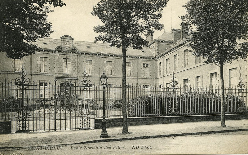 Carte postale ancienne Saint-Brieuc - Ecole normale des filles à Saint-Brieuc