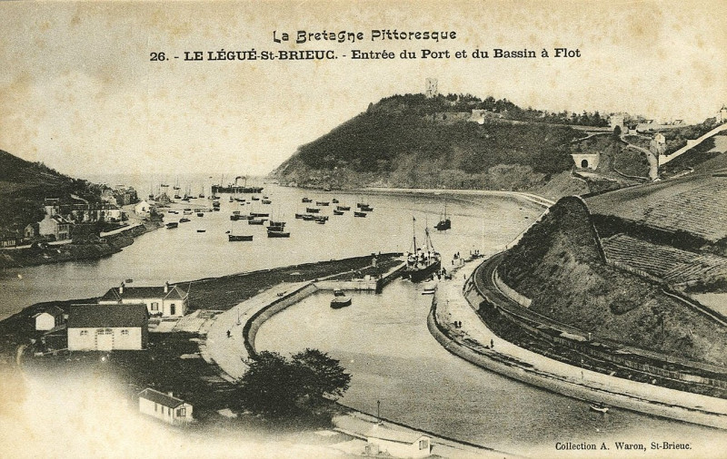 Carte postale ancienne Saint-Brieuc - Entrée du port et du bassin à flot à Saint-Brieuc