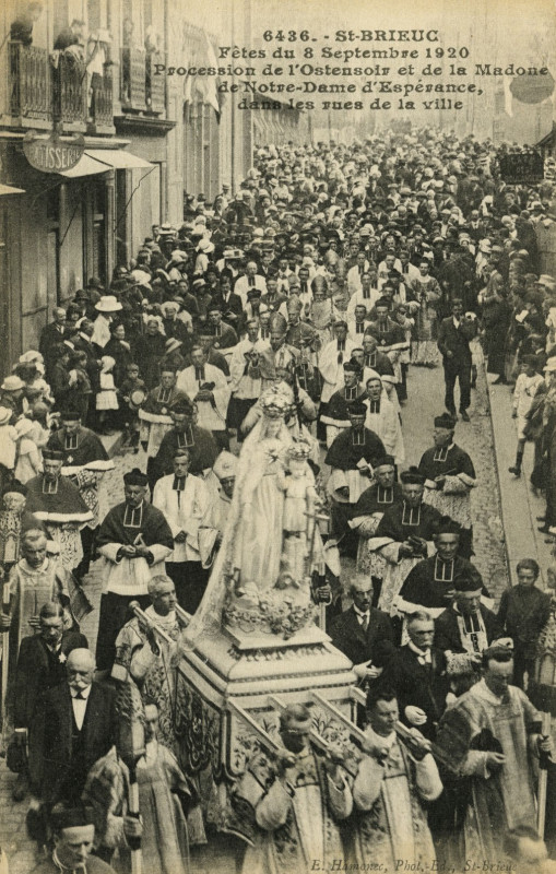 Carte postale ancienne Saint-Brieuc - Fêtes du 8 septembre 1920 procession de l'ostensoir et de la madone de Notre-Dame d'Espérance à Saint-Brieuc