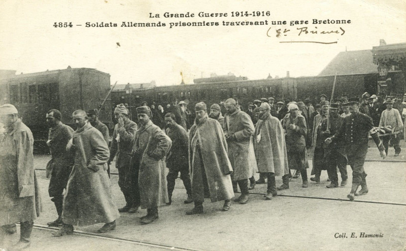 Carte postale ancienne Saint-Brieuc - Grande guerre soldats allemands prisonniers traversant une gare bretonne à Saint-Brieuc