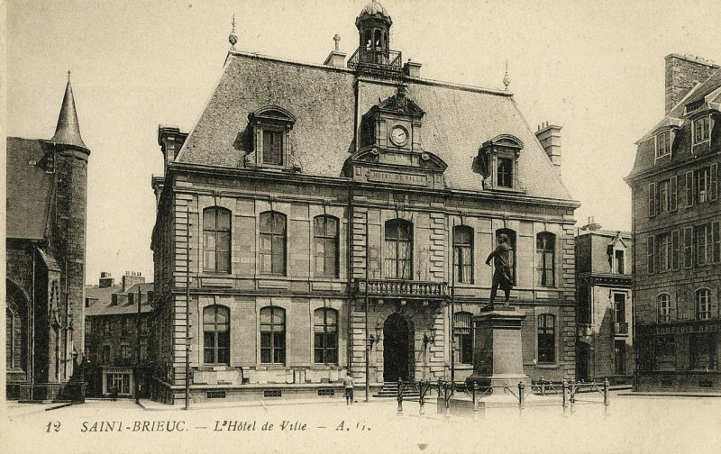 Carte postale ancienne Saint-Brieuc - Hôtel de ville à Saint-Brieuc