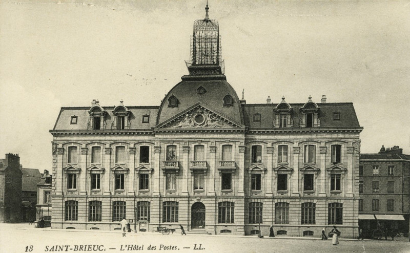Carte postale ancienne Saint-Brieuc - Hôtel des Postes à Saint-Brieuc