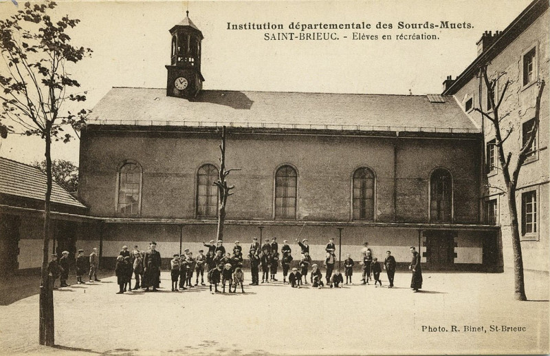 Carte postale ancienne Saint-Brieuc - Institution départementale des sourds-muets élèves en récréation à Saint-Brieuc