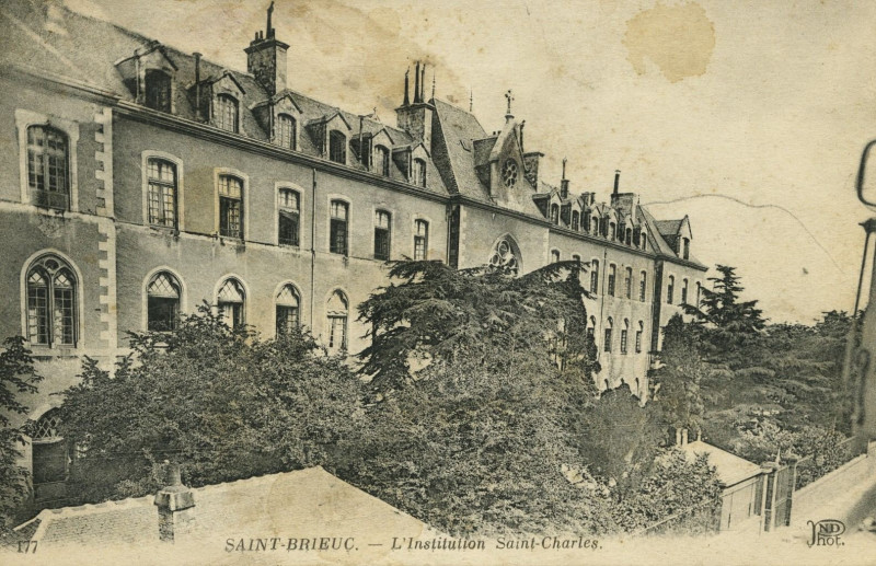Carte postale ancienne Saint-Brieuc - Institution Saint-Charles à Saint-Brieuc