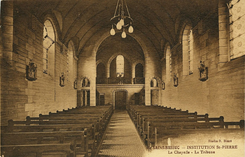 Carte postale ancienne Saint-Brieuc - Institution Saint-Pierre chapelle et tribune à Saint-Brieuc