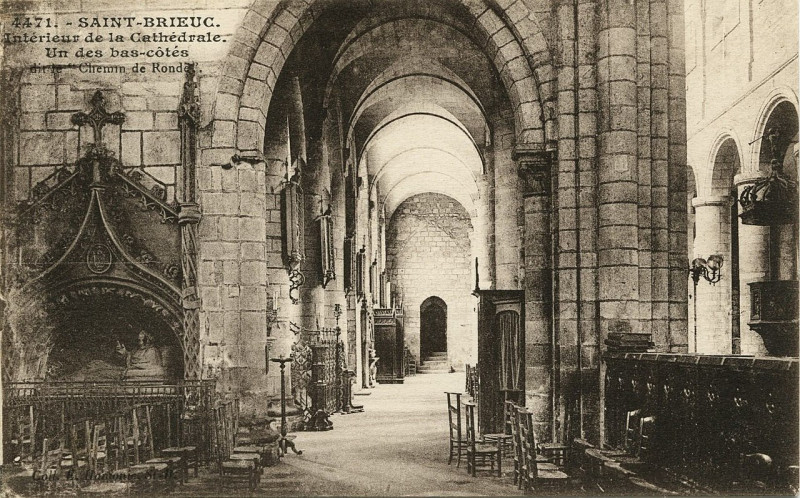 Carte postale ancienne Saint-Brieuc - Intérieur de la cathédrale bas-côtés à Saint-Brieuc