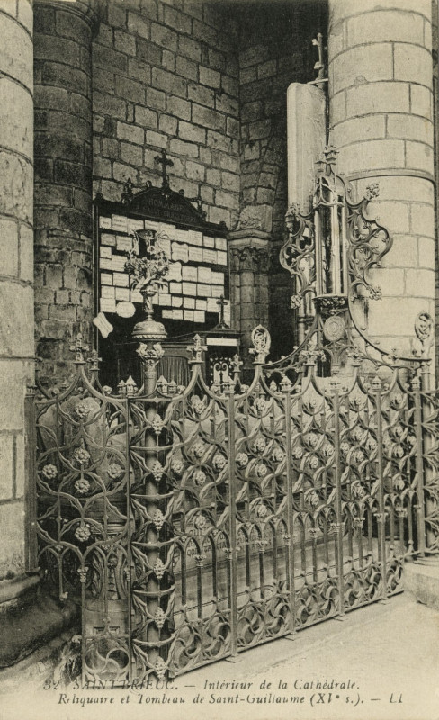 Carte postale ancienne Saint-Brieuc - Intérieur de la cathédrale reliquaire et tombeau de Saint-Guillaume à Saint-Brieuc