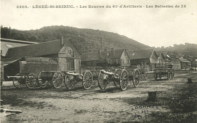 Carte postale ancienne Saint-Brieuc - Le Légué écuries du 61e d'artillerie et batteries de 75 à Saint-Brieuc