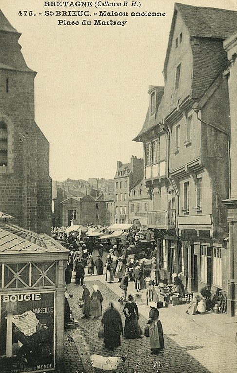 Carte postale ancienne Saint-Brieuc - Maison ancienne place du Martray à Saint-Brieuc