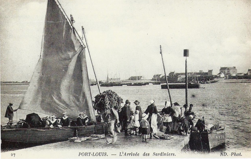 Carte postale ancienne Port-Louis Arrivée des sardiniers