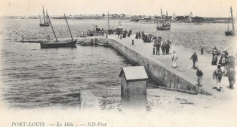 Carte postale ancienne Port-Louis Le môle vers 1900
