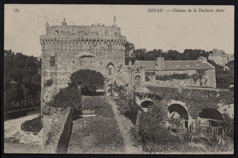 Carte postale ancienne Dinan - Château de la Duchesse Anne à Dinan